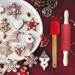 Matériel à pâtisserie pour cuisiner des biscuits de Noël