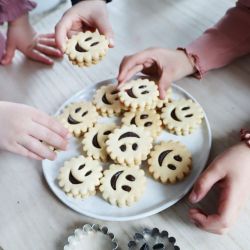 2 découpoirs en inox pour biscuits en forme de sourire