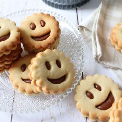 2 découpoirs en inox pour biscuits en forme de sourire