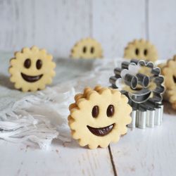 2 découpoirs en inox pour biscuits en forme de sourire