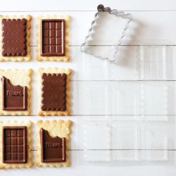 Découpoir en inox pour petits gâteaux rectangles cannelés "school"